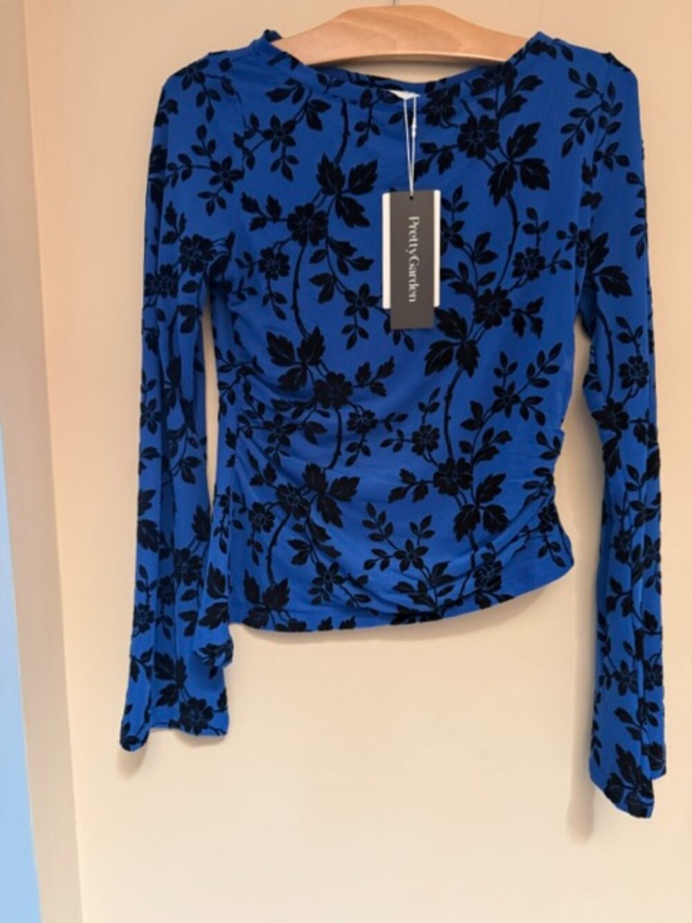 NWT Pretty Garden Blue Floral Top - Small